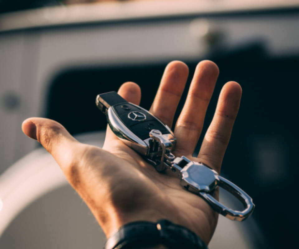 左手でスマートキーを持っている様子