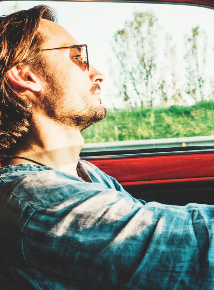 男性が車を運転している様子