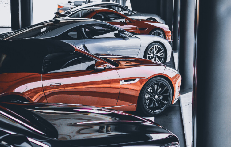 数台の車が並んで展示されている様子