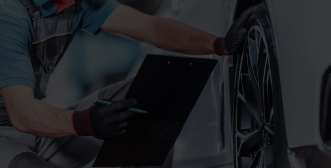 整備士がタイヤ周りを点検している様子