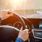 車のハンドルを持っている様子