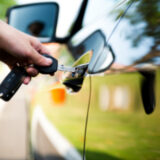 車の鍵穴にキーを差し込んでいる様子