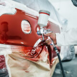 車のボディを塗装している様子